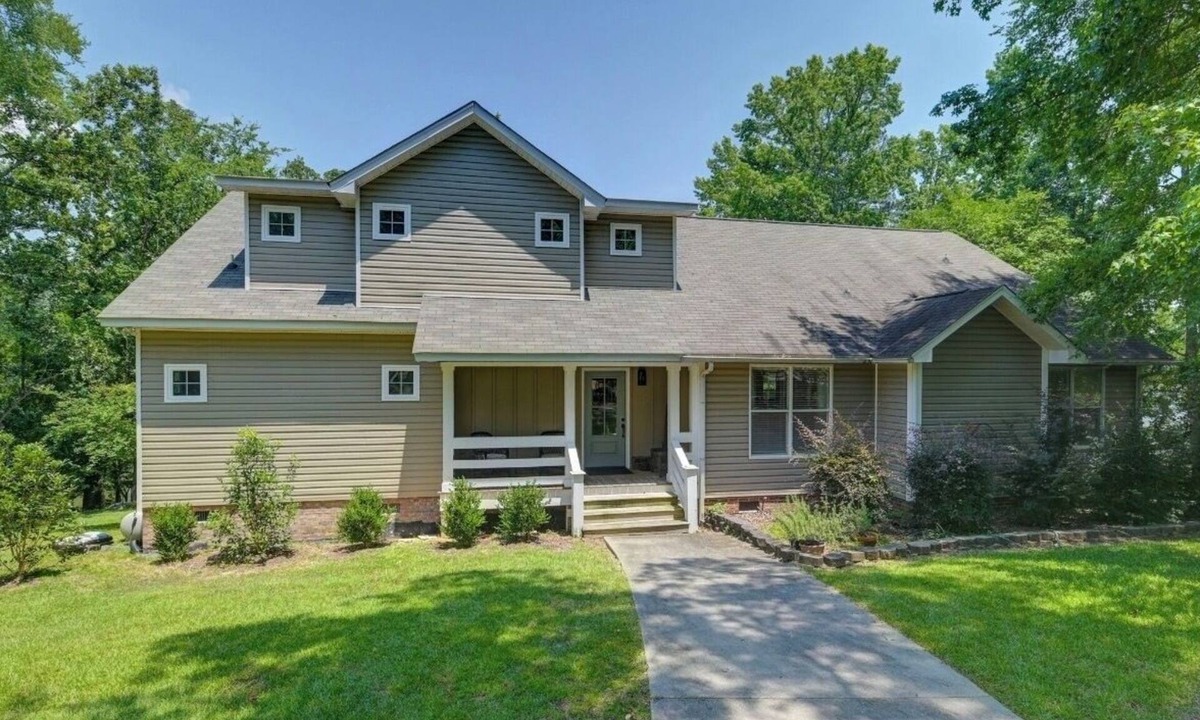 Ridgeway House | Well-appointed 5-bedroom, 5 bathroom house on gorgeous Lake Wateree with AC