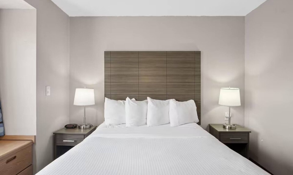 Blue Springs Hotel | Well-Appointed Room Close to Kauffman Stadium – Great for Sports Fans