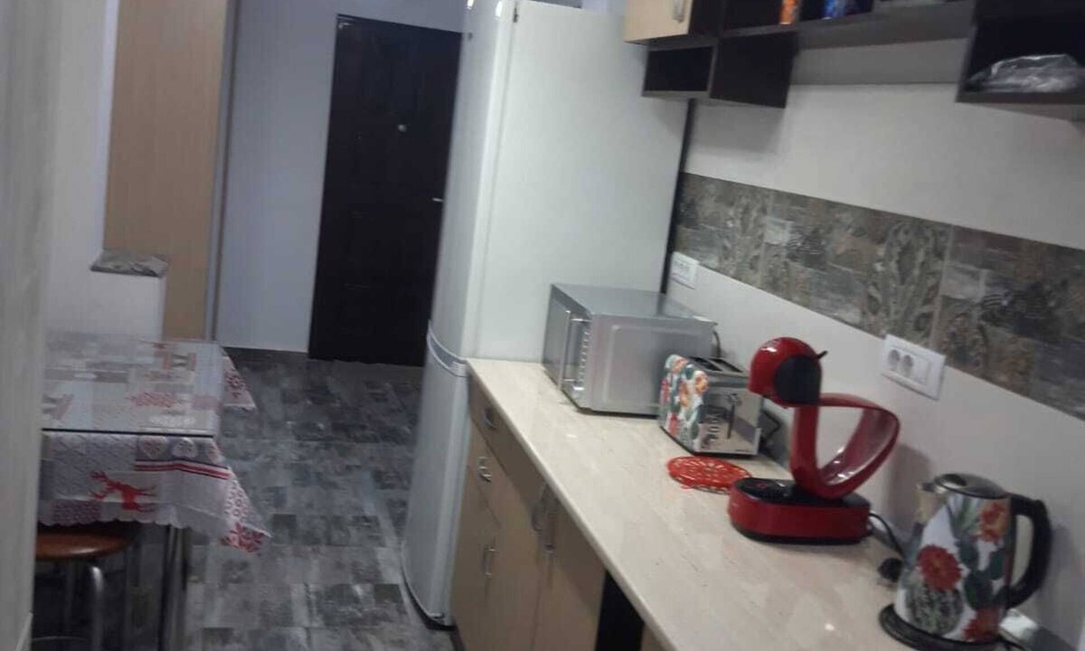 Craiova Apartment | well-equipped kitchen, shops downstairs, train station 5 minutes away