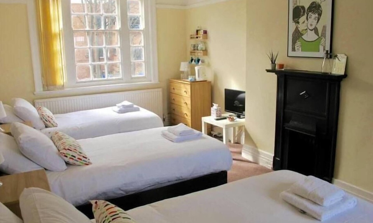 Bootle Hotel | Well equipped large quadruple/family room @Jollys