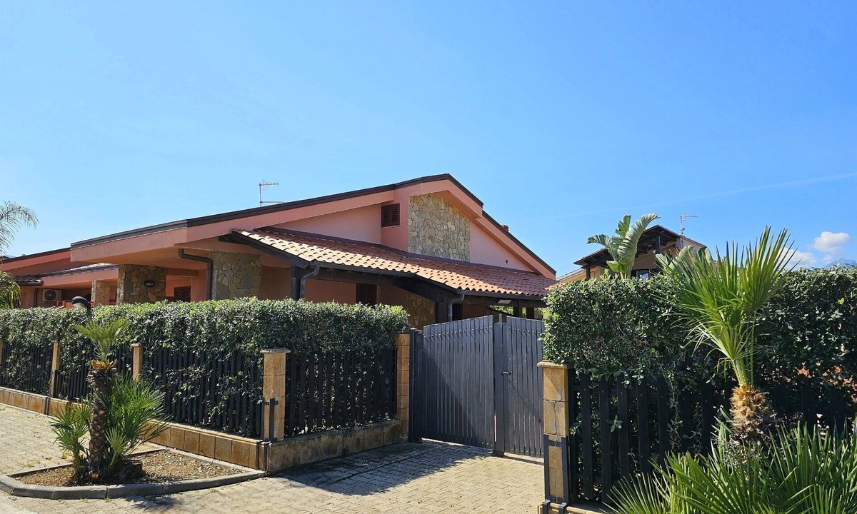 Solfarelli Villa | WELL-LIT MEDITERRANEAN VILLA WITH VERANDA AND GARDEN ONLY 50 METERS FROM THE SEA