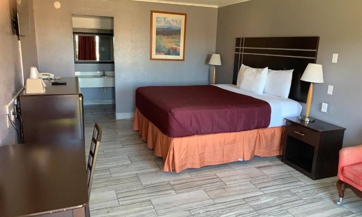 Beeville Hotel | Well-Located Budget-Friendly Room w/Parking – Close to Local Spots