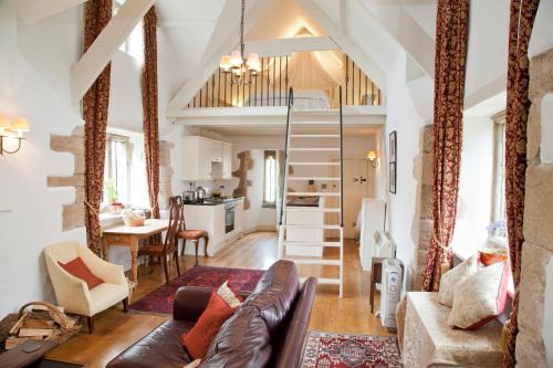 Mathern House | Welsh Gatehouse A Historic Castle Retreat that Welcomes Dogs and Electric Vehicles