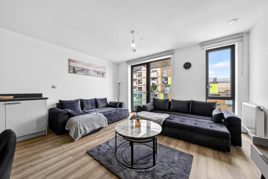 Wembley Central Apartment | Wembley 2BR Spacious Modern Skyline View Sleeps 8