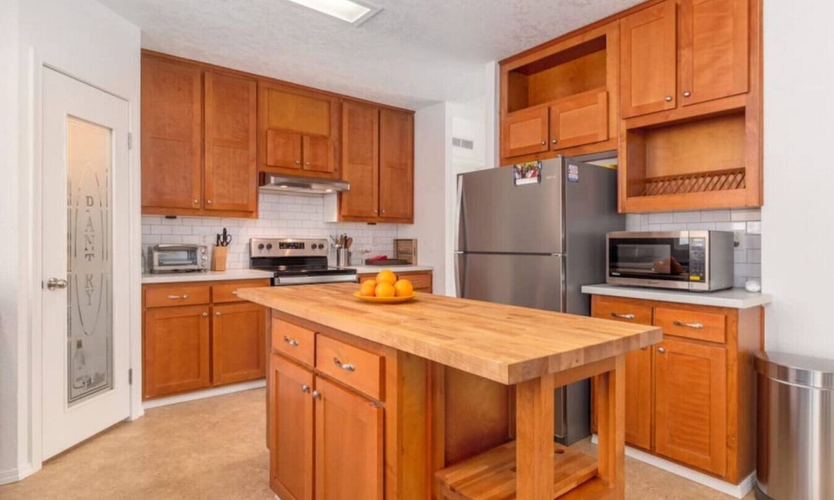 East Wenatchee House | Wenatchee 1 · Work & Ski Friendly Mountain View Home w Fireplace