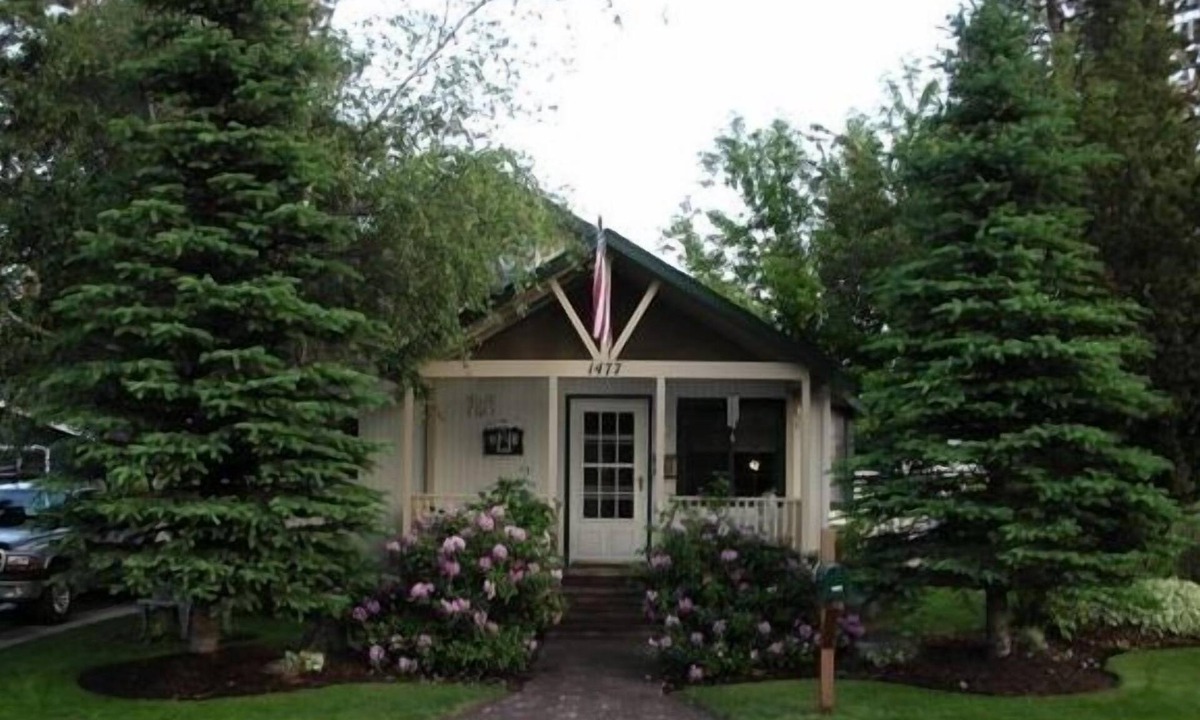 River West Cottage | West Bend! Cozy, Pet Friendly, Secluded Yard & Hot Tub!