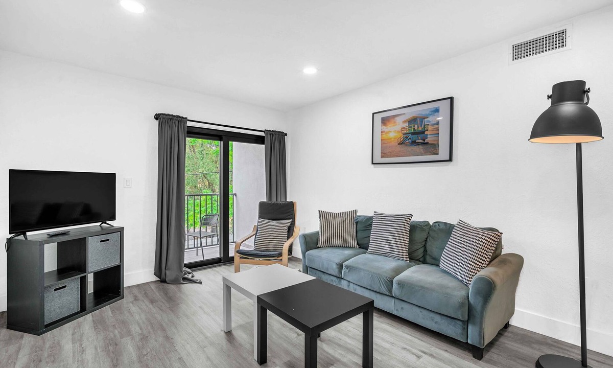 East Little Havana Apartment | West Brickell #3 - Modern 2/1 Apt & Parking