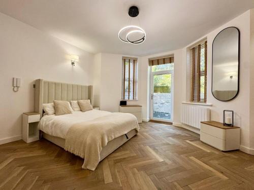 West Cliff Apartment | West Cliff Studio - Private Garden mins from Beach