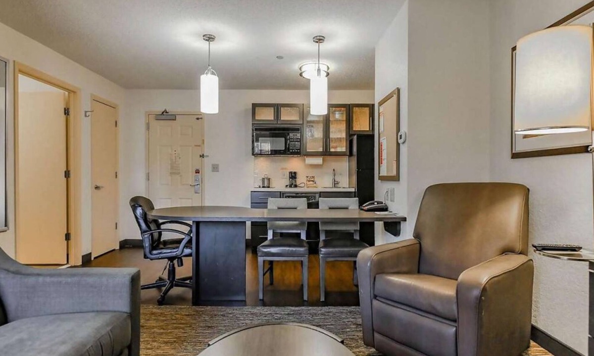 West Des Moines Hotel | West Des Moines Getaway! 4 Spacious Units, Fully-equipped Kitchen, Pets Allowed!