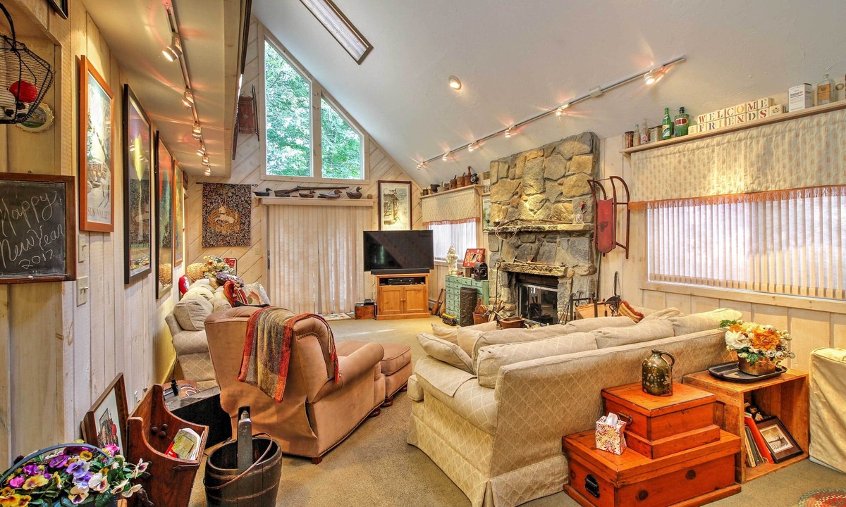 West Dover Cottage | West Dover Vacation Rental w/Hot Tub Near Mt Snow