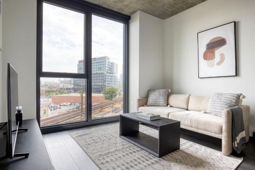 Near West Side Apartment | West Loop 1br w pool grills nr Fulton Market CHI-964