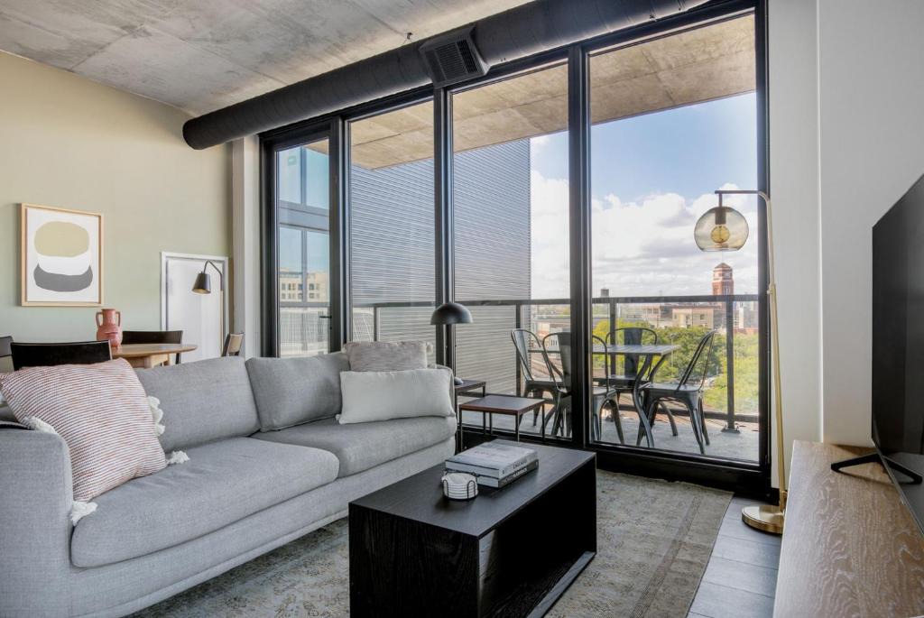 Near West Side Apartment | West Loop 2br w rooftop gym close to L CHI-965
