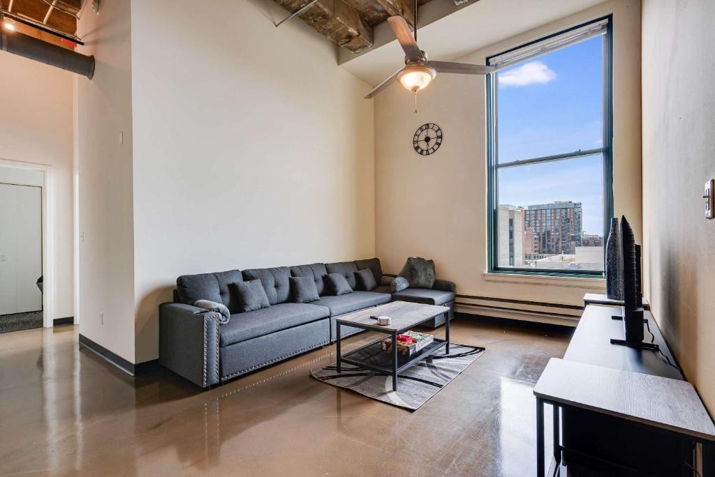 West Loop Apartment | West Loop - City Views With In & Out Parking 5