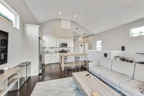 Prescott House | West Oakland 3br2ba top floor flat ideal for bus