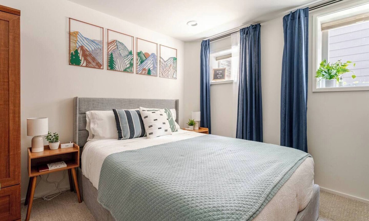 Fairmount Park Apartment | West Seattle Junction Private Parking Walkable 15 mins from Downtown