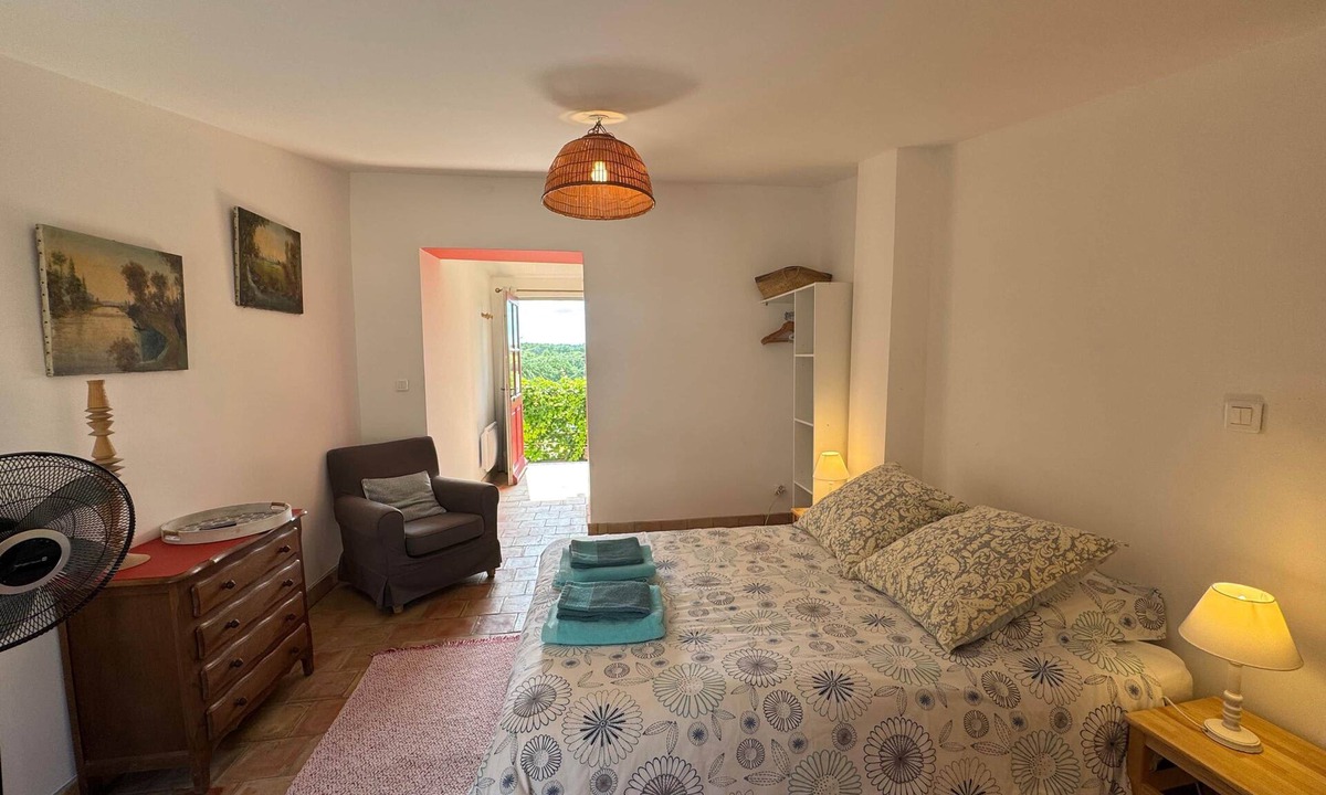 Rognes Apartment | West Studio – Vineyard Room Château Barbebelle