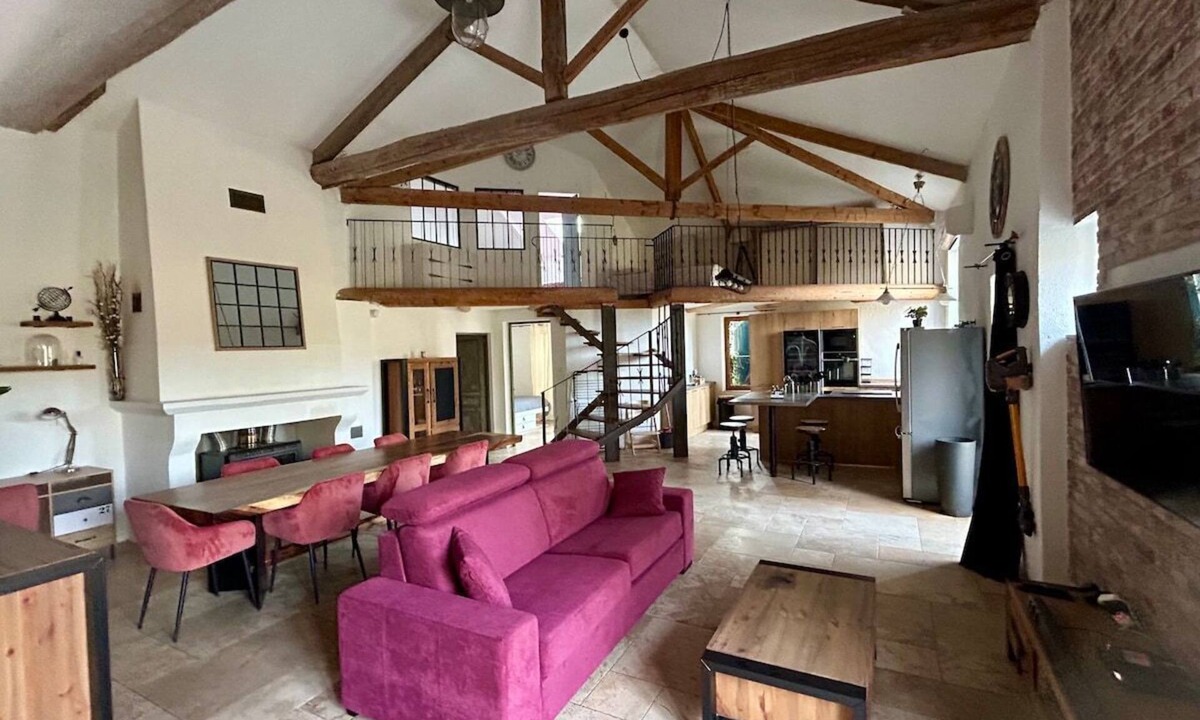 Lurs Apartment | West Wing Loft-style flat with private balcony