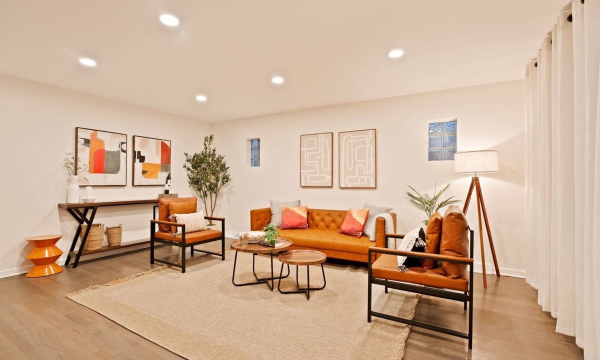 Hillside House | Westchester House | Sleeps 10 | Near Chicago & Parks | Close to Restaurants & Easy Local Transport Access | Long private driveway