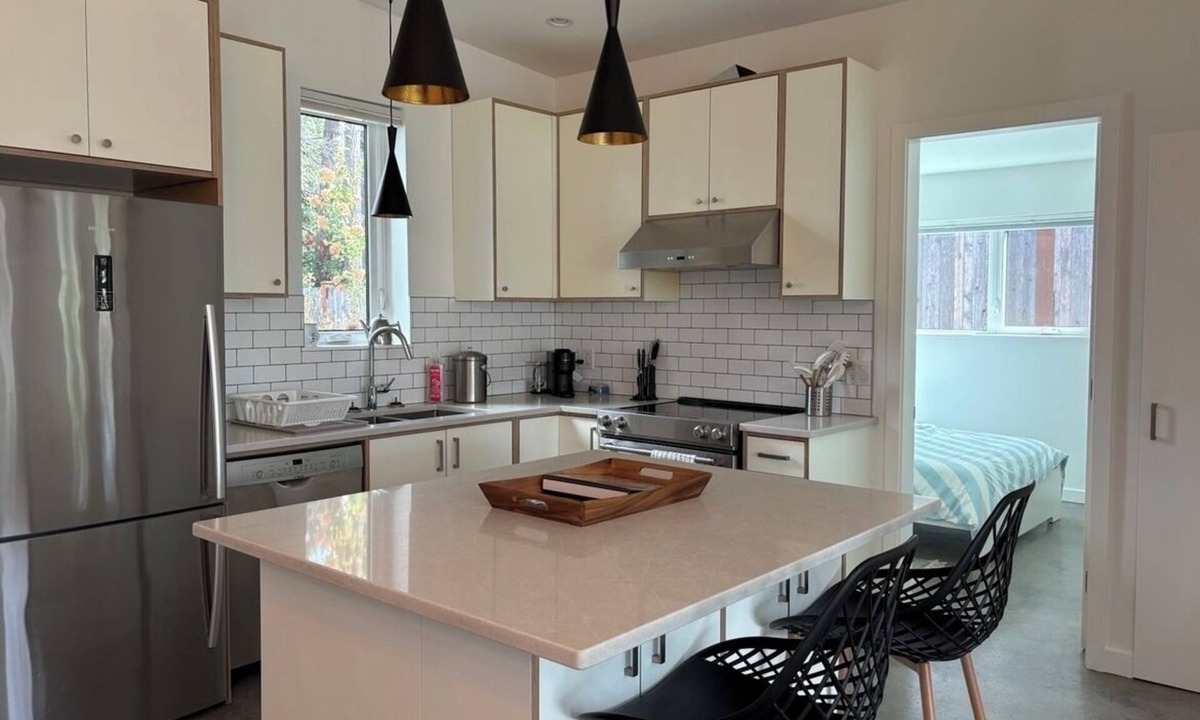 Saanich West Apartment | Westcoast Modern 2-Bedroom Suite in Strawberry Vale