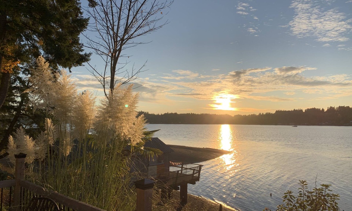 Victor House | Western facing waterfront property - kids and pets welcome!