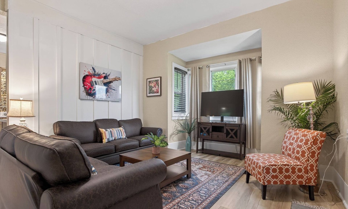 Grand Rapids Apartment | Westside 4 Bedroom Furnished Remodeled Short Term. Close to Downtown/Action
