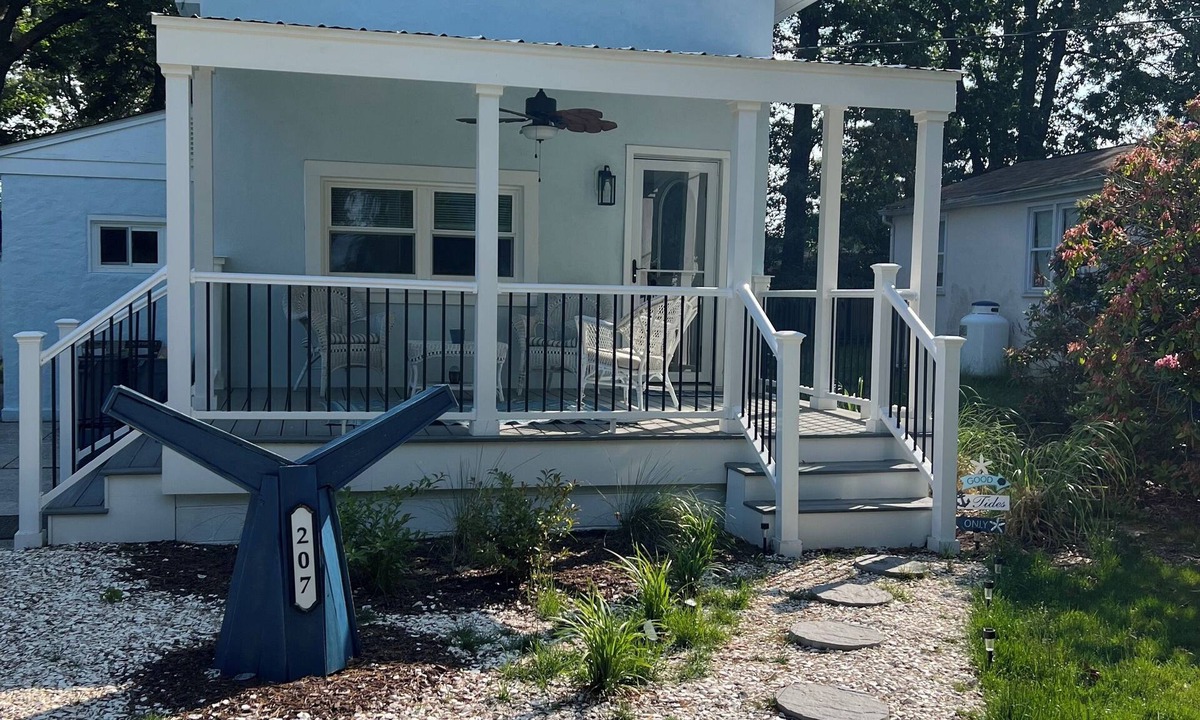Villas Cottage | WHALE'S TAIL COTTAGE: Newly renovated cozy cottage 1.5 block walk to the beach !