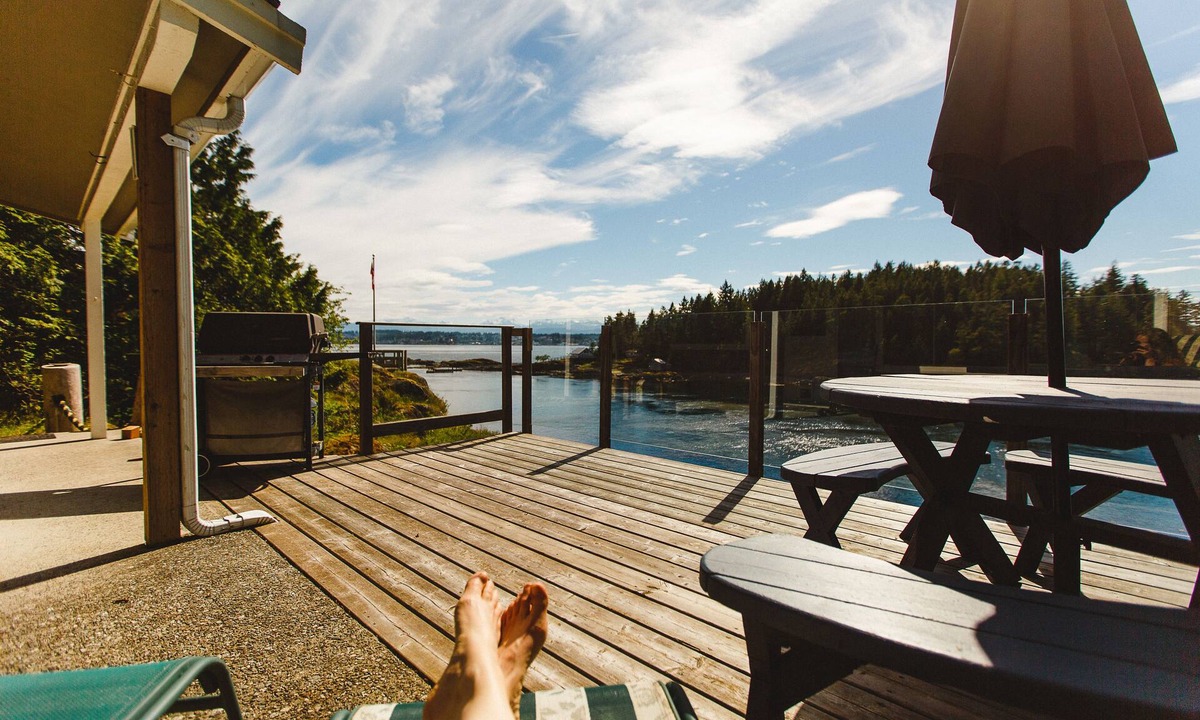 Quathiaski Cove Cottage | Whales and eagles out your front door! Stunning ocean views, private and quie