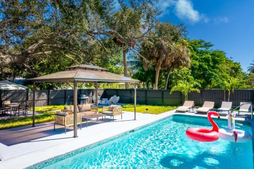 East Naples House | When in Naples! Heated Pool, Villa-Attached to one more Villa, 3miles to the beach