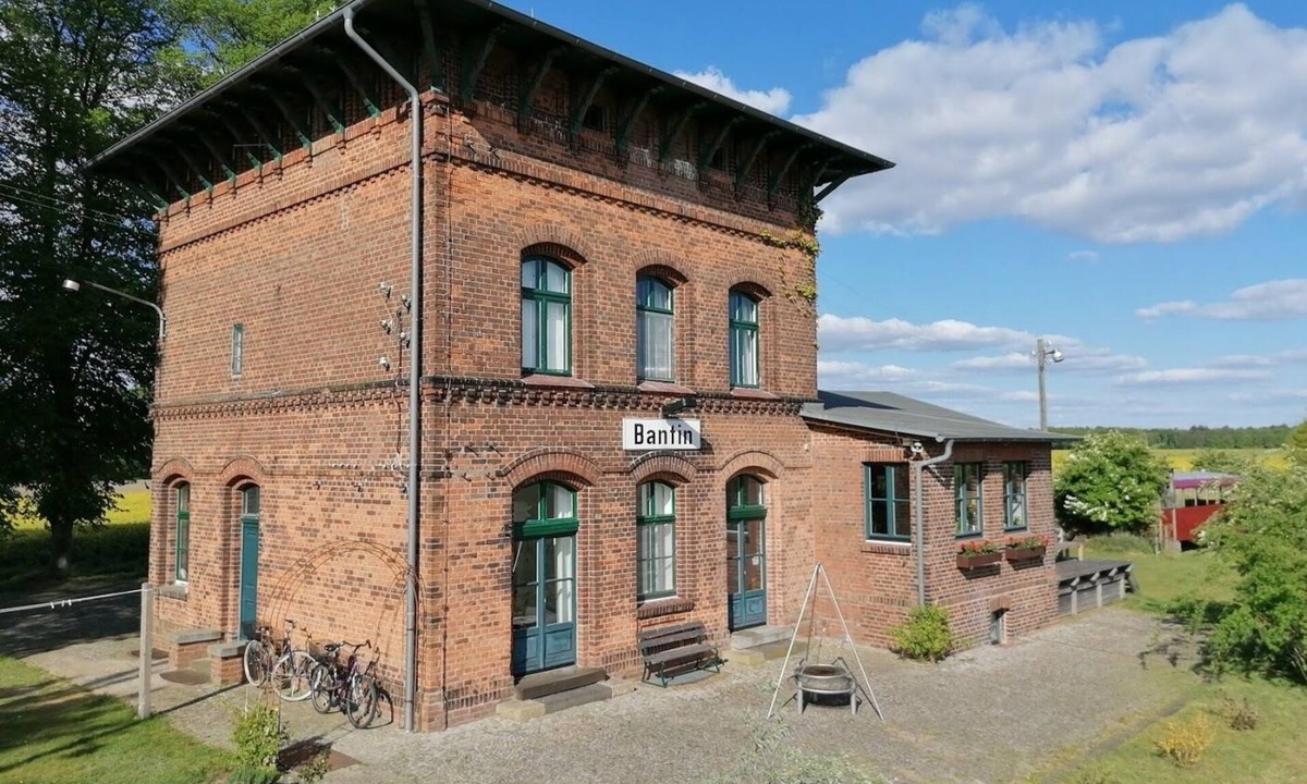 Zarrentin am Schaalsee House | Where history, tranquillity and nature come together - living in the old station?