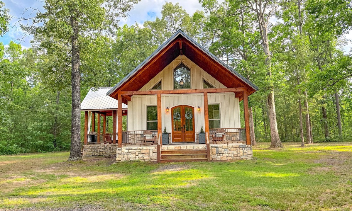Smithville Cabin | Where Romance Meets the Mountains + Hot Tub + Outdoor Shower
