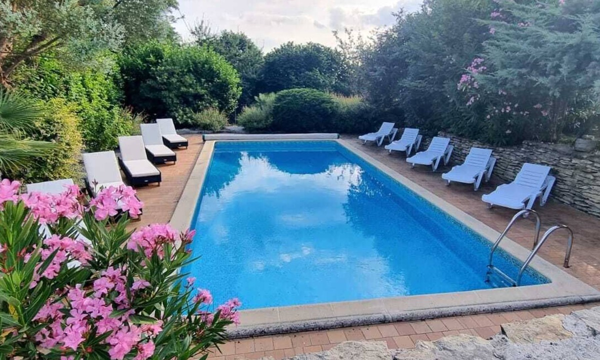 Marmande House | Whether you're looking for peace and quiet with your family or fun with friends, Bel Air is the place for you!