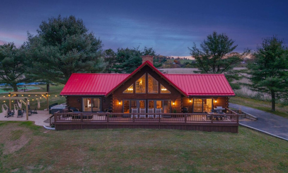 Herndon Cabin | Whether you`re looking for a romantic getaway or a fun-filled family vacation, this cabin is the perfect destination for you.