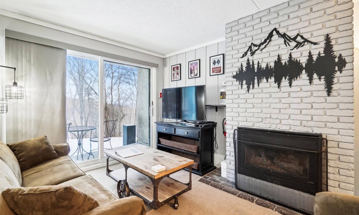 Killington Condo | Whiffletree C2 has been totally renovated and is on the Shuttle Bus Route with a ski trail back to the property. Summer Outdoor pool. Near Golf Course
