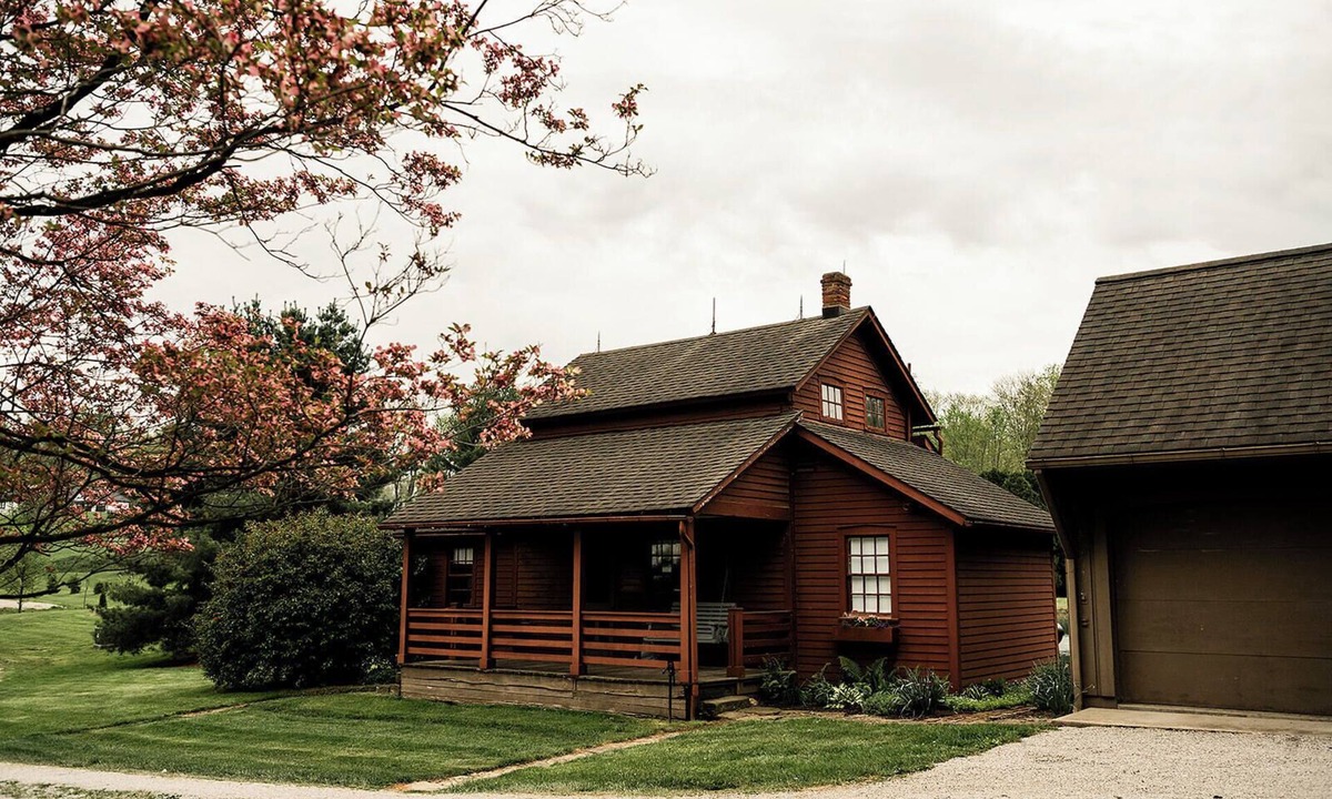 Dundee Cottage | Whimsical Cottage w/Pond View
