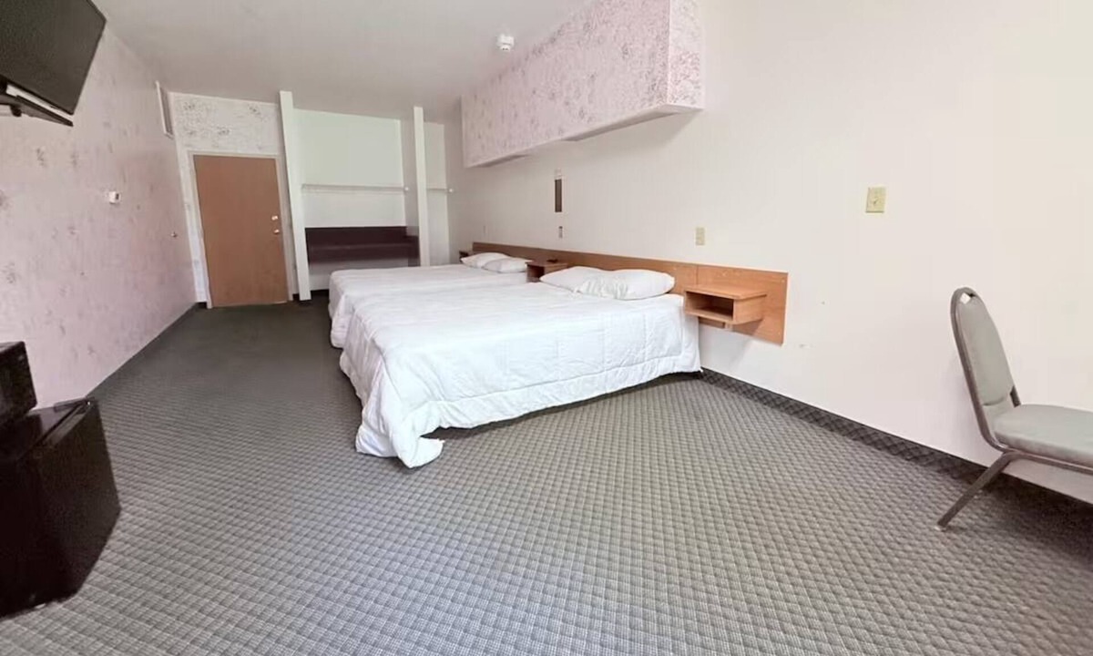 Ida Grove Hotel | Whimsy Castle-Style Retreat Near Iconic Ida Grove Landmarks – 5 Min Drive