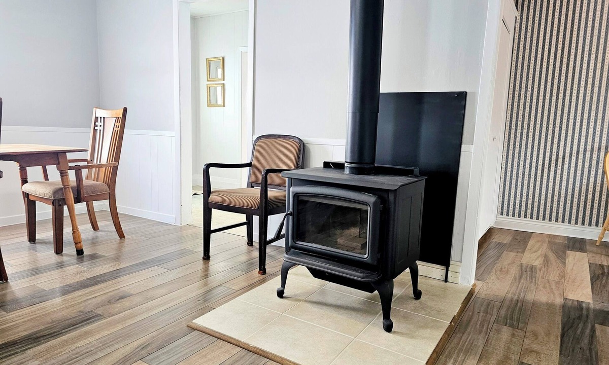 Charlotte's Shore House | Whispering Meadows Manor is a 4 bedroom 1.5 bath country home