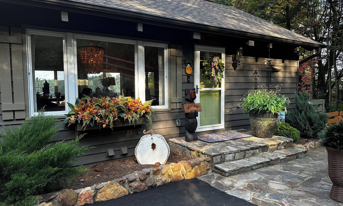 Roaring Gap Cottage | Whispering Pines Cottage Near Blue Ridge Pkwy