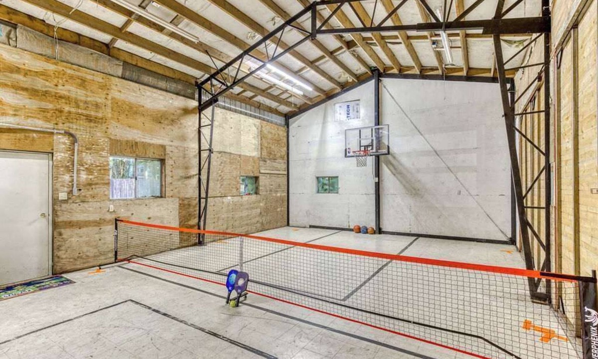 Zigzag House | Whispering Pines: Hot Tub Retreat w Sports Court