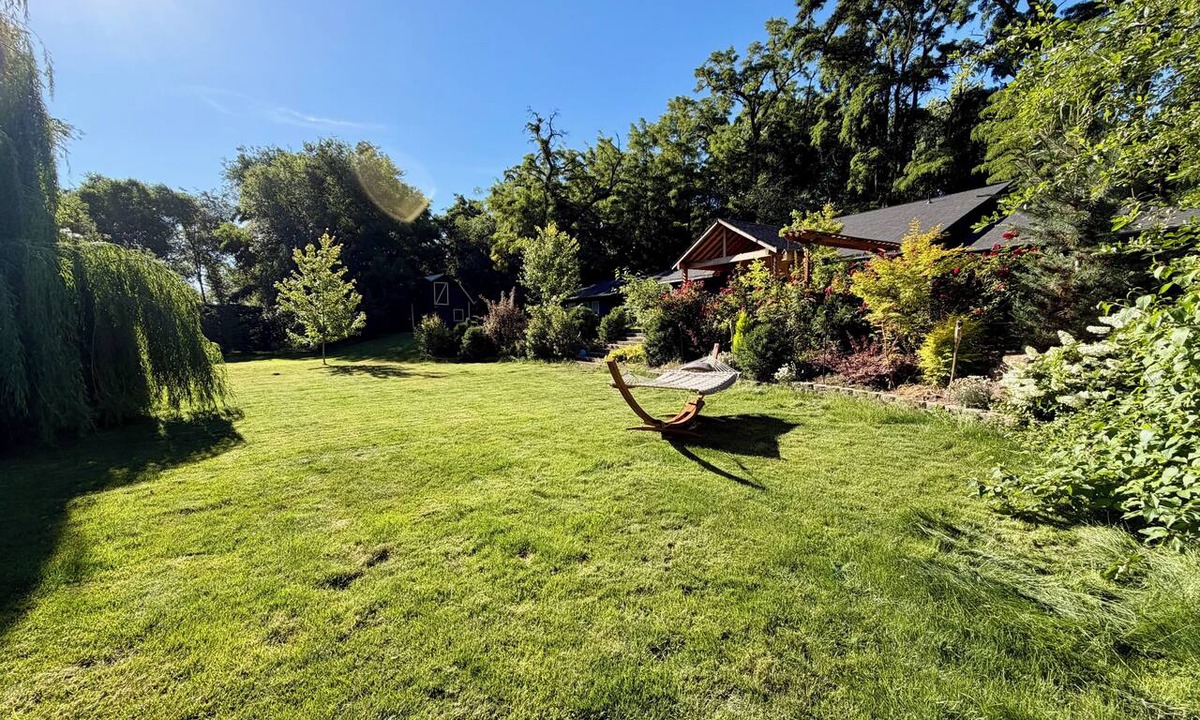 College Place House | Whispering Willow Retreat with Hot Tub and Bounce House