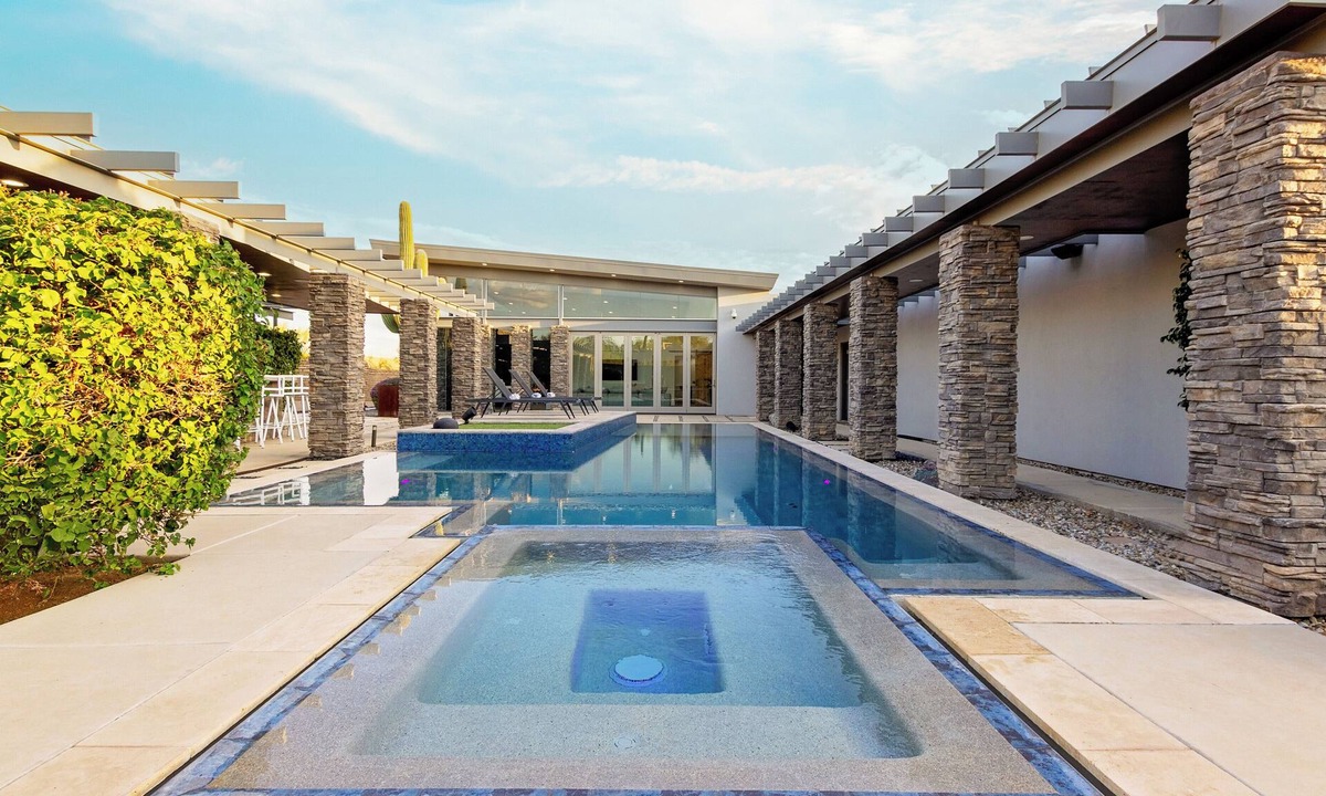 North Scottsdale House | WHISPERING WIND– NEW Luxury Scottsdale Villa w/Beach Entry Pool, Hot Tub, Games & More