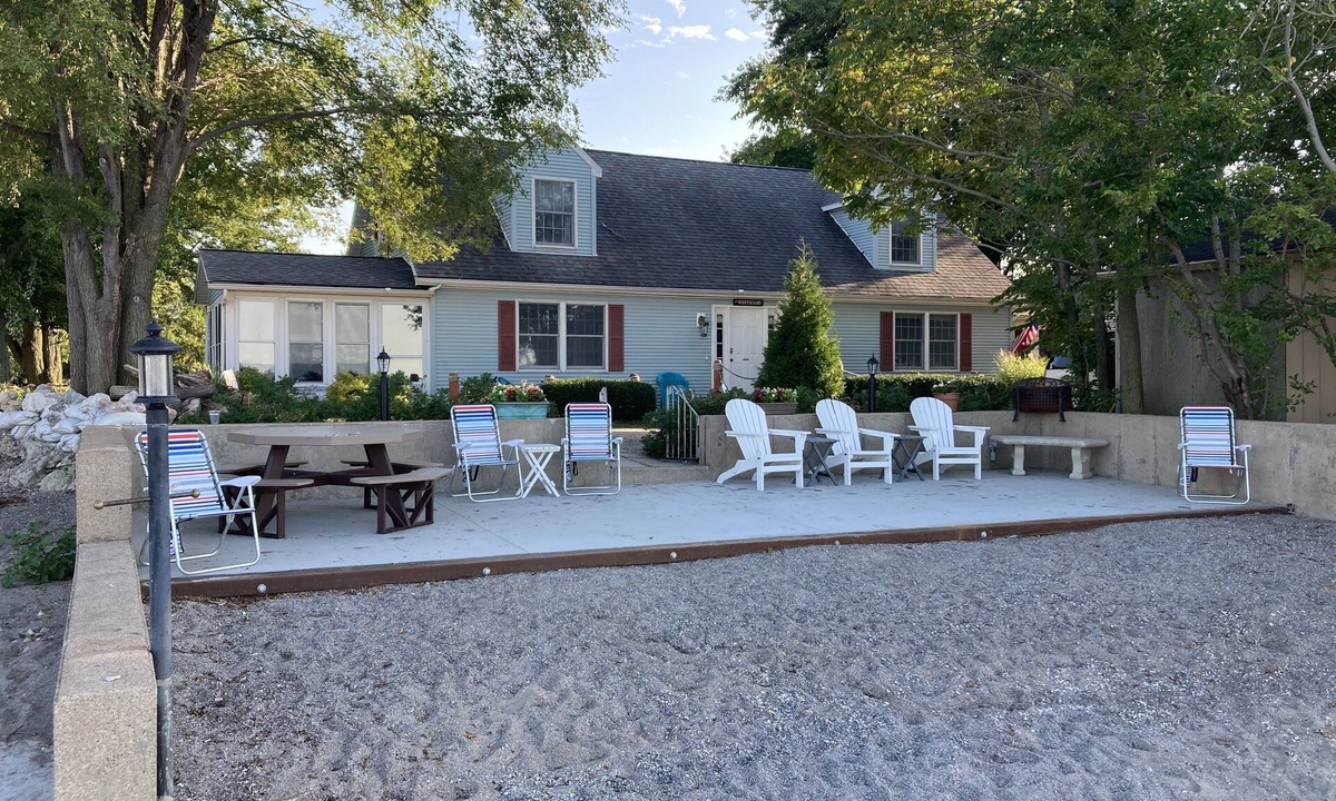 Oak Harbor House | "Whit's End" Spacious, Private Beach-Front Lake Erie Sleeps 12 Birders & Fishing