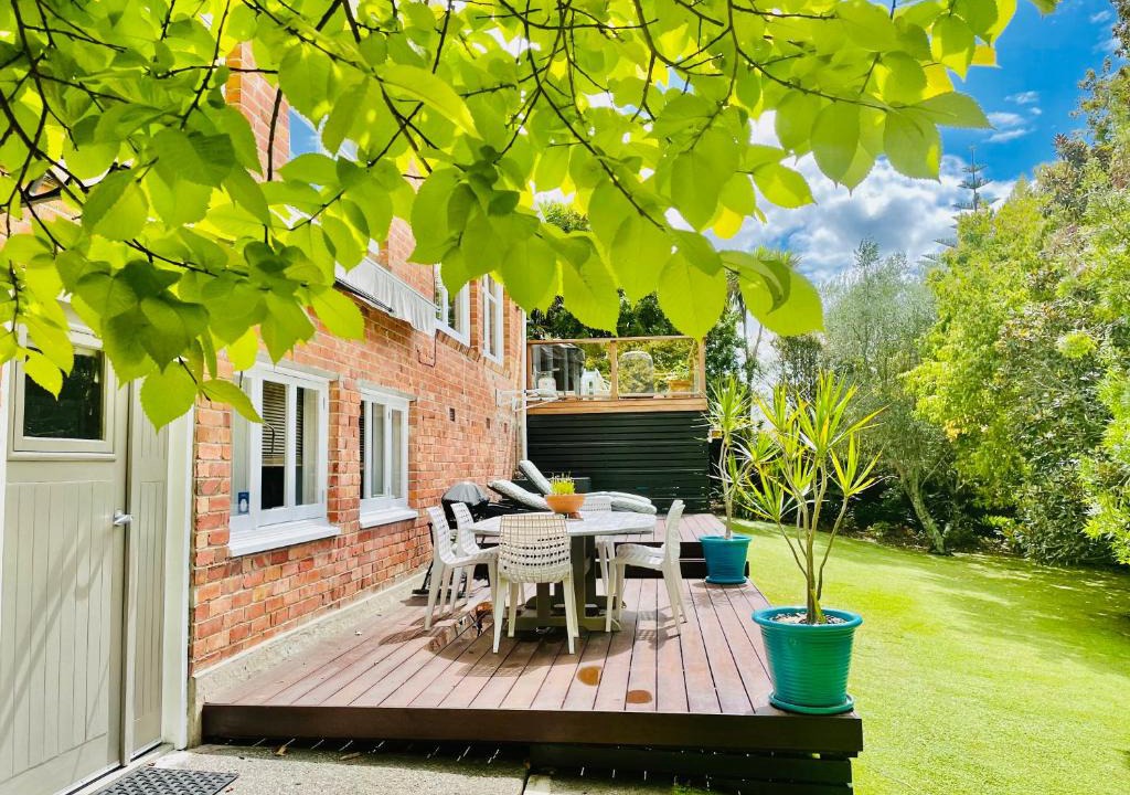 Mairangi Bay Apartment | Whitby Studio - Mairangi Bay Beach