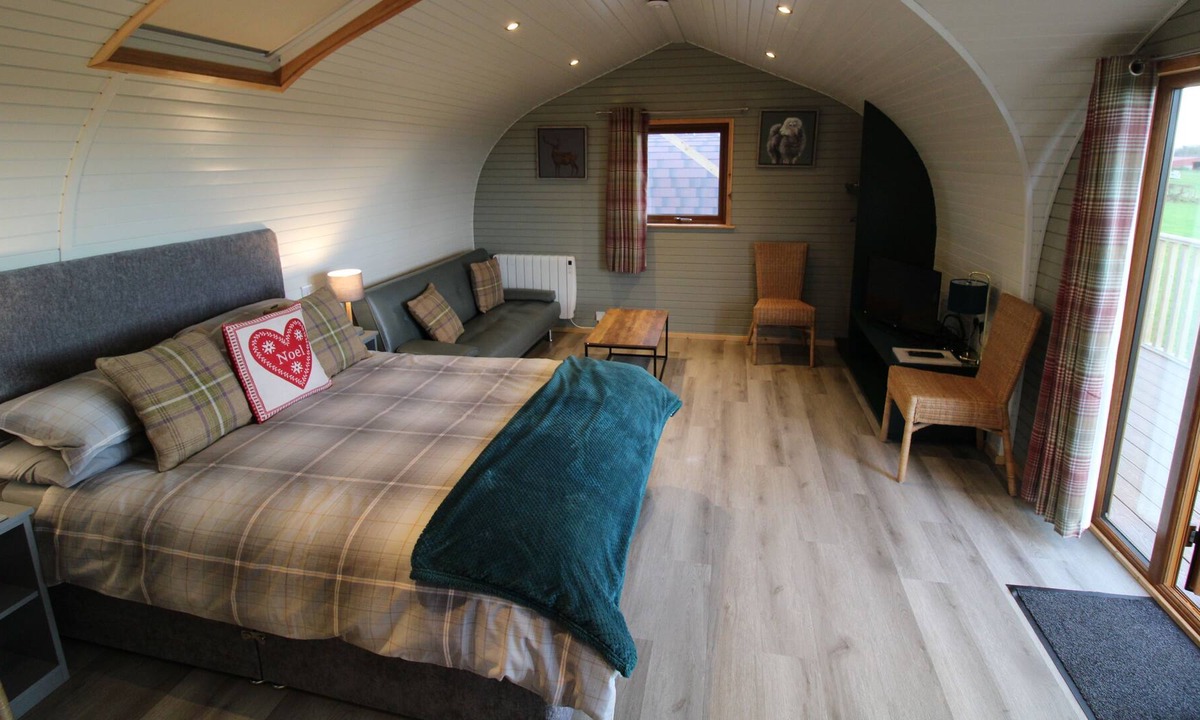 How Cabin | White Cleugh Pod with hot tub, firepit and BBQ close to Hadrian's Wall and Talkin Tarn