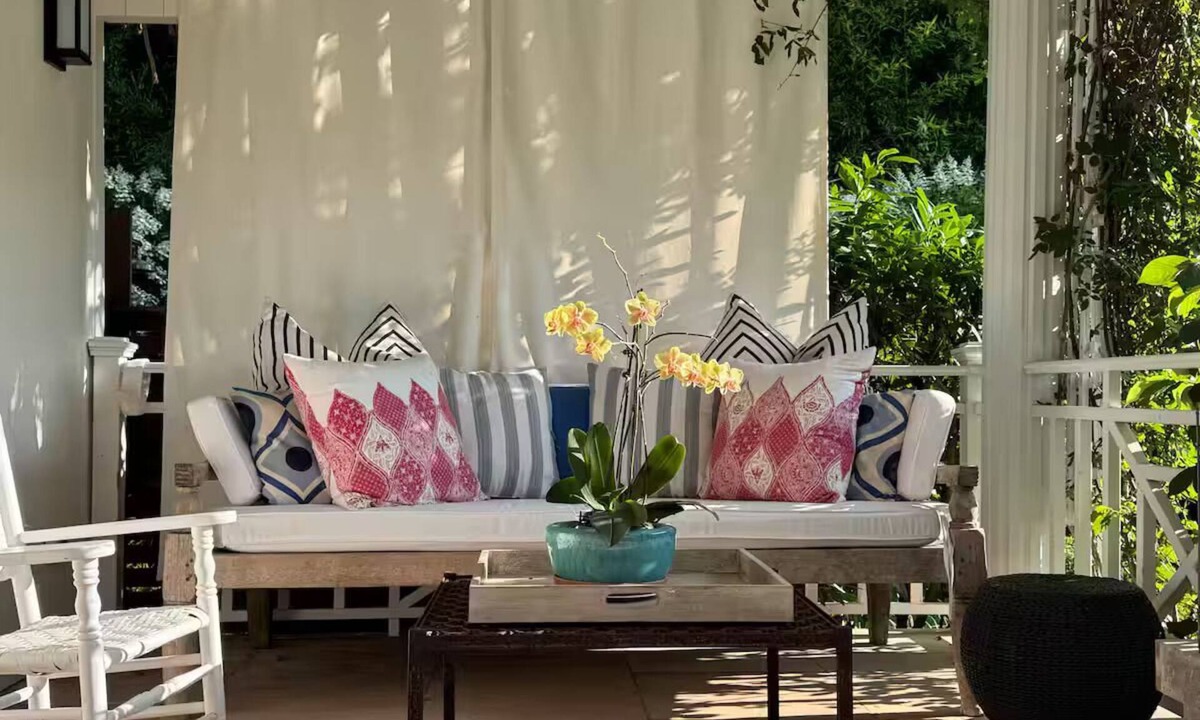 Village of East Hampton House | White Contemporary in Classic Estate SOH for 3 max