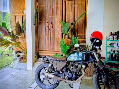 Sleman Hostel | White Gloves