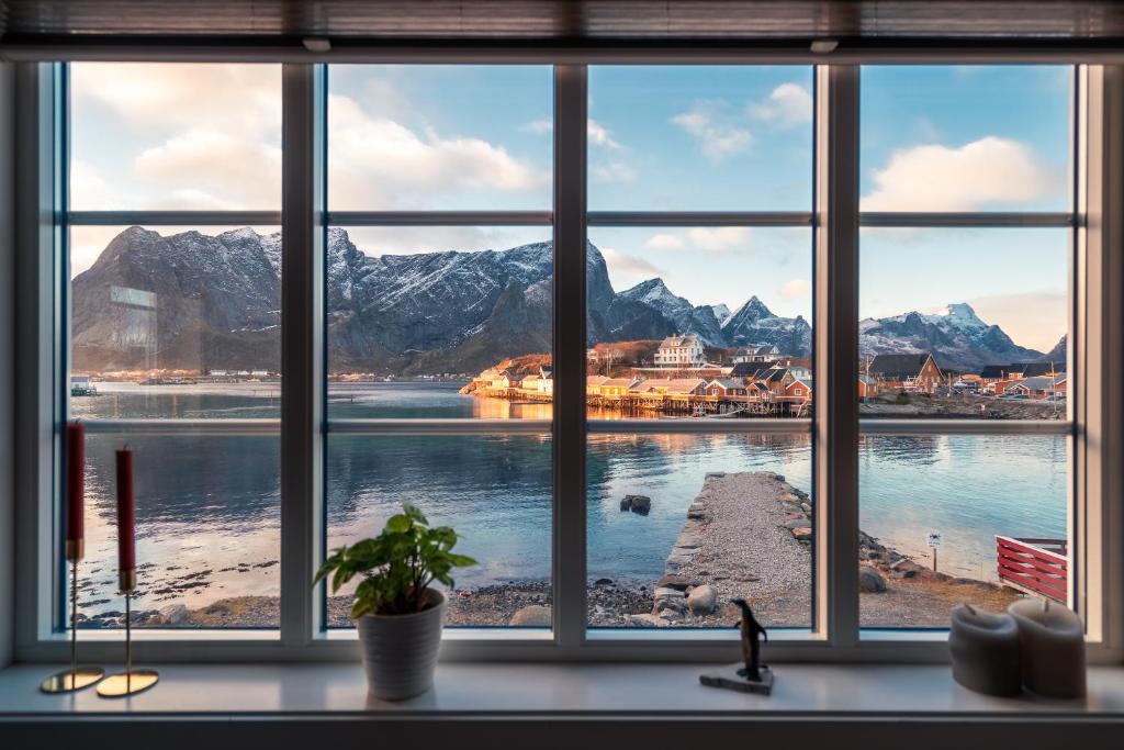 Hamnøya House | White House - Panoramic View