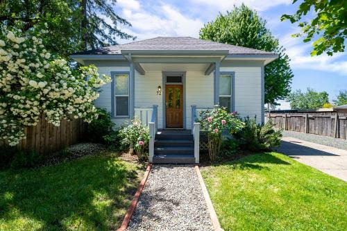 Market District House | White Lotus - Minutes to Downtown home
