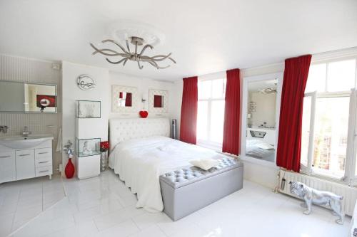 Grachtengordel-West Apartment | White Luxury Penthouse in City Centre