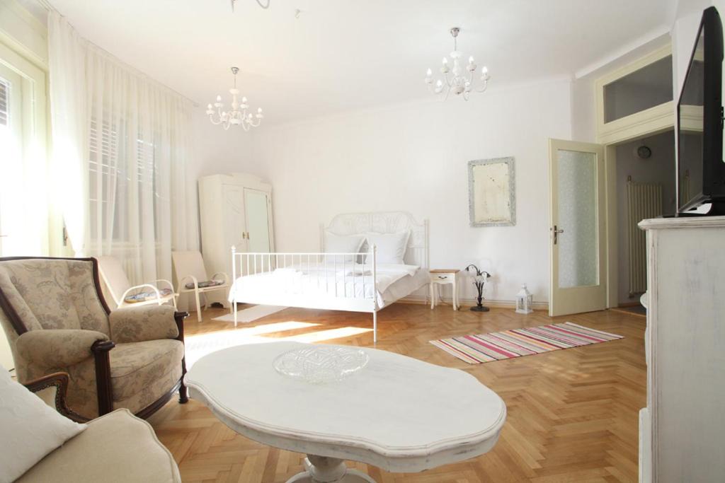 Old Town Apartment | White Opera by NUX