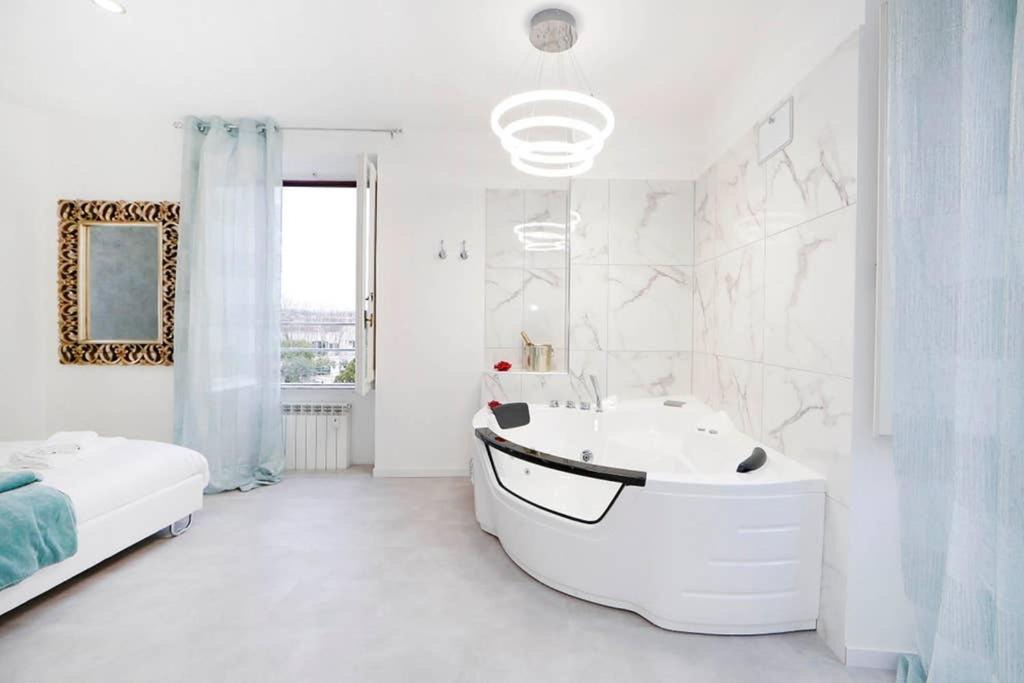 Trastevere Apartment | White Panoramic Jacuzzi Suite Trastevere
